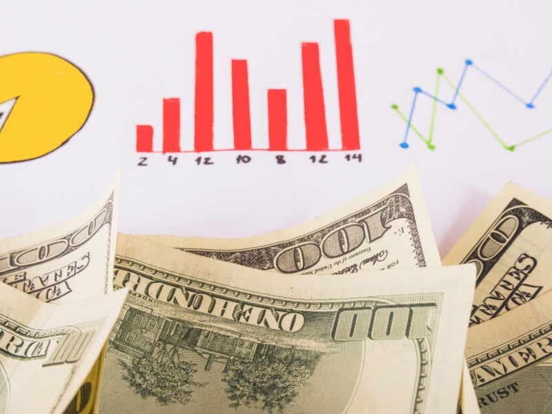 Người đang phân tích dữ liệu và chiến lược cá cược thể thao